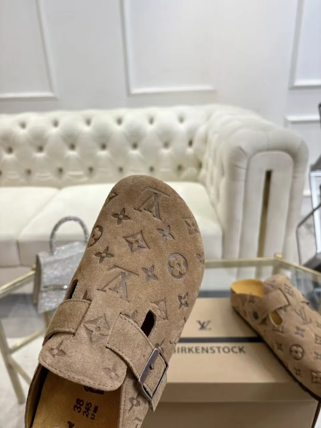Women's p560 Men's p580 ✨ LV couple's toe-cap slippers | Full of high-end feel, you can walk with wind! ✨ This pair of LV classic toe-cap slippers is simply a "walking grass-planting machine"! Original three-dimensional embossed cowhide + cowhide fabric, the texture is high-end at first glance, and you will become a rich daughter/son in seconds ~💅 🌟 Why must you join TA? ✔️ Original embossed cowhide - clear texture but not cheap, classic presbyopia yyds ✔️ Belt buckle + metal logo - ecstatic control of details, exquisite to the heel! ✔️ Sheepskin lining + cushioned footbed - it feels like stepping on clouds ☁️, and you won’t feel tired when you go shopping~ ✔️ Non-slip rubber sole - walking is as stable as a mountain, and you are not afraid of slipping on rainy days!  👫 The best outfit for couples: Whether it’s shorts, T-shirts👕 or long skirts and suits👗, pairing these shoes with each other will immediately create a lazy and high-end atmosphere! Everyday outings/vacations, no matter what you shoot, it will look like a blockbuster📸🔥 The texture and foot feel that only the higher version can have, it is not a hit or a hit! Heartbeat is not as good as action. True love is true when both pairs are in pairs~💖 #LVcoupleslippers #高色综合 #好看不狠的 Feet #couples’ must-have